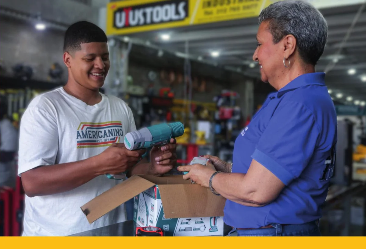 Asesoría presencial a un cliente en Surtidor Industrial