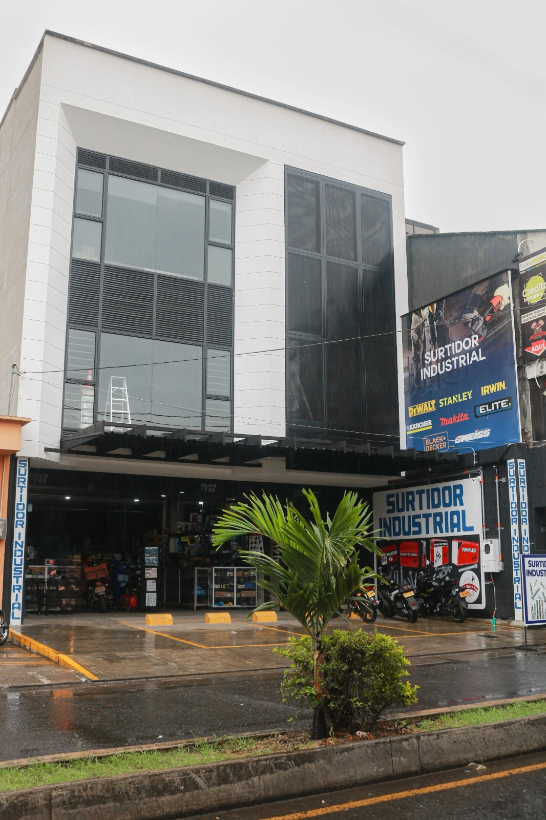 Fachada de Surtidor Industrial en la Calle 10 #7-69 de Cartago